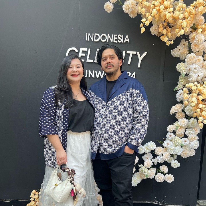 <p>Dalam berbagai kesempatan, Eriska Rein dan suaminya juga sering tampil bersama di acara publik. Keduanya bahkan kerap kali kompak mengenakan pakaian dengan motif dan warna senada. (Foto: Instagram @eriskarein)</p>