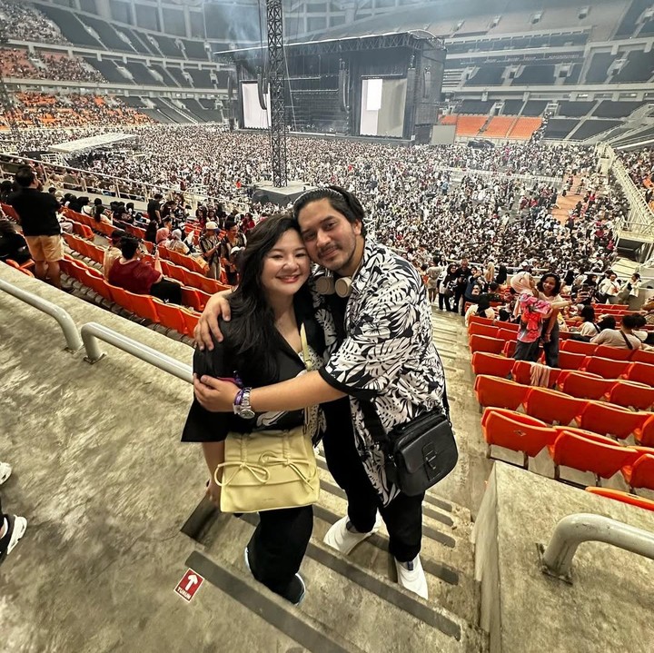 <p>i tengah kesibukan, Eriska Rein dan sang suami selalu menyempatkan untuk quality time. Misalnya, beberapa waktu lalu, keduanya menghabiskan waktu bersama untuk menonton konser penyanyi Bruno Mars. (Foto: Instagram @eriskarein)</p>