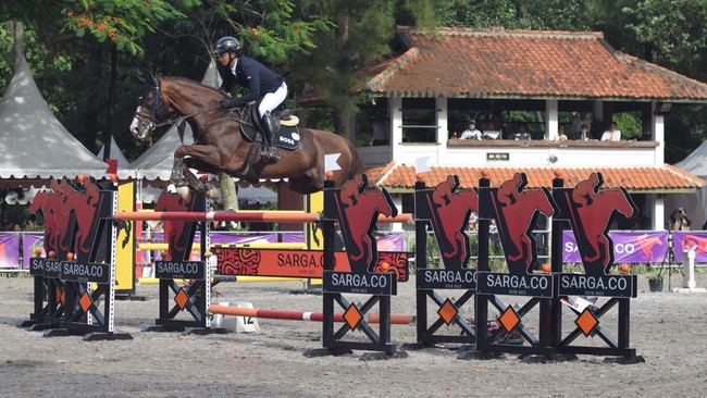 Erwin Muhammad Yoga merebut gelar juara pada kelas bergengsi 140 cm kompetisi Sarga CSI 1 FEI Jumping World Cup SEA League 2024 seri II.