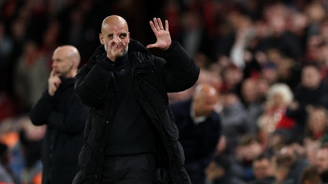 Pep Guardiola bereaksi saat diledek fans Liverpool dengan nyanyian 'kamu akan dipecat pagi ini' saat Manchester City kalah lawan Liverpool di Liga Inggris.