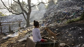 FOTO: Filipina 'Tertimbun' Gunungan Sampah Plastik