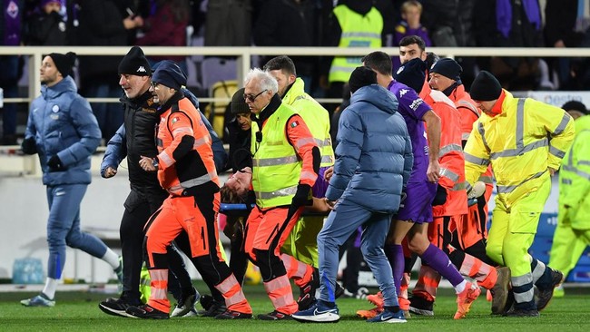 Pemain Fiorentina Edoardo Bove kolaps di lapangan saat laga lawan Inter Milan di Liga Italia di Stadion Artemio Franchi, Senin (2/12) dini hari WIB.