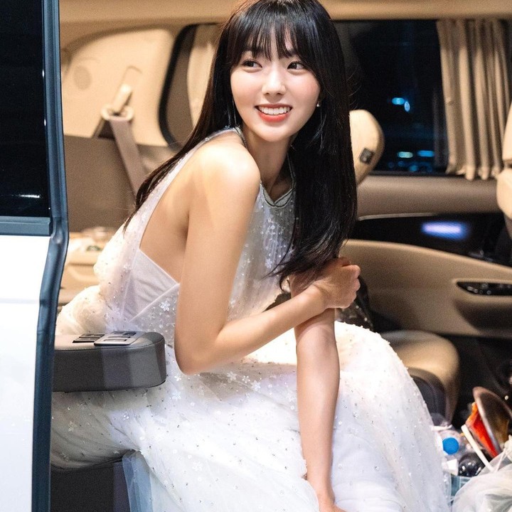 <p>Gaya feminin Chae Soo Bin juga terpancar jelas ketika ia mengenakan gaun putih dalam potret berikut. Gaun panjang berpotongan simpel dengan payet yang memenuhi seluruh gaun kian menampilkan aura cantik artis Korea ini. (Foto: Instagram @soobinms)</p>