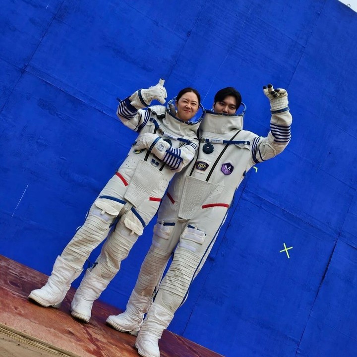 <p>Gong Hyo Jin juga menjadi pemeran utama <em>When The Stars Gossip.</em> Ia berperan sebagai Eve Kim, seorang astronot perfeksionis yang menempuh perjalanan ke stasiun luar angkasa setelah menerima misi pertamanya sebagai komandan.(Foto: Instagram @actorleeminho)</p>