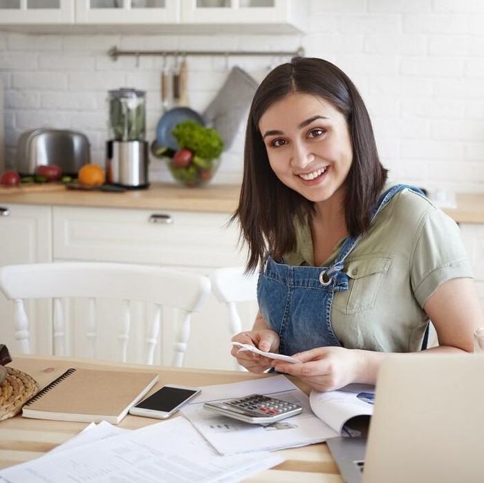 Ilustrasi sedang mengatur keuangan/Foto: Freepik.com/shurkin_son