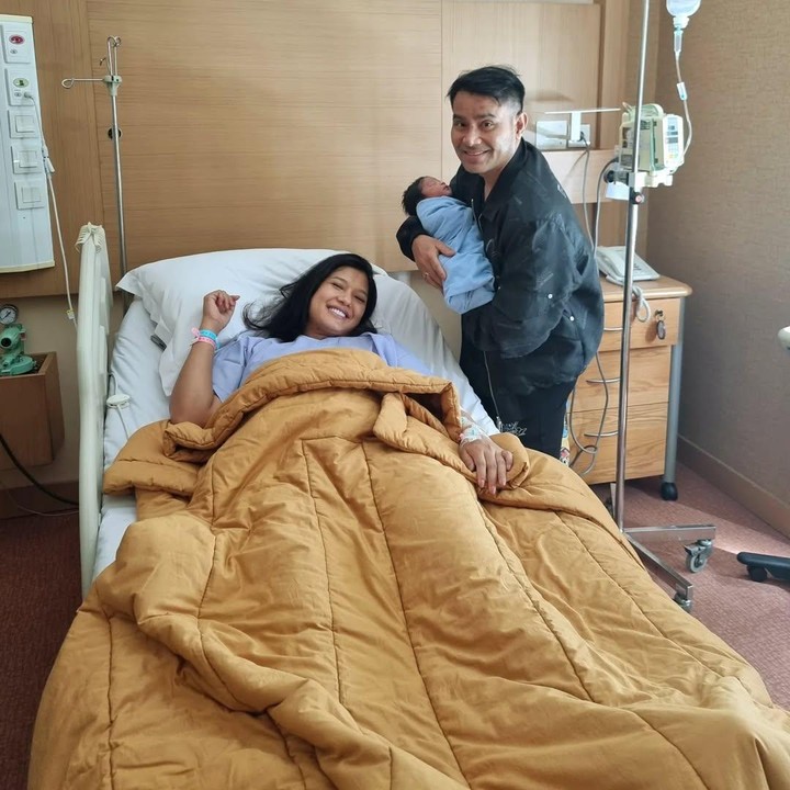 <p>Ia juga mengaku bersyukur memiliki Duma dalam hidupnya, Bunda. "Aku beruntung memilikimu dalam hidupku. Cepat pulih sayangku @duma_riris. Lihat siapa ni di pelukanku??" sambungnya. (Foto: Instagram: @jud1ka).</p>