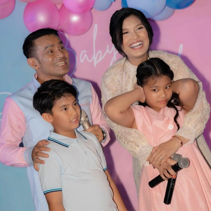 <p>Seperti yang diketahui, Judika dan Duma menikah pada Agustus 2013. Keduanya dikaruniai dua anak, Celo Deomora Boru Sihotang dan Judeo Volante Sihotang. Kemudian, kebahagiaan keluarga mereka semakin bertambah dengan kehadiran anak ketiga, Bunda. (Foto: Instagram@jud1ka)</p>