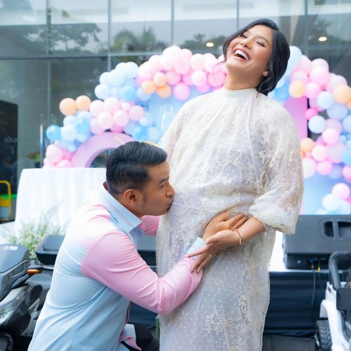 <p>Kabar bahagia datang dari pasangan selebriti Judika dan Duma Riris yang baru saja menyambut anggota baru di keluarganya. Duma diketahui telah melahirkan anak ketiga yang berjenis kelamin laki-laki pada Senin (2/12/2024). (Foto: Instagram@jud1ka)</p>