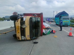 Hilang Kendali, Bus Patas Surabaya-Malang Tabrak Truk di Tol Singosari