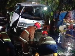 Truk Boks Seruduk Angkot-Warung di Sukabumi, 4 Orang Luka