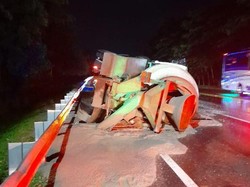 Truk Molen Terguling di Tol Jagorawi Arah Bogor gegara Pecah Selang Angin