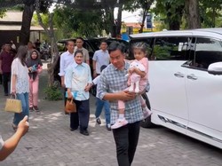 Gaya Selvi Ananda & Iriana Jokowi Makan di Warung, Kompak Tenteng Tas Hermes