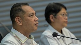 Wakil Ketua KPK Nurul Ghufron (kiri) didampingi Kepala Biro Humas KPK Yuyuk Andriati (kanan) menyampaikan keterangan terkait penyelenggaraan Hari Antikorupsi Sedunia (Hakordia) 2024 di Gedung Merah Putih KPK, Jakarta, Senin (2/12/2024). KPK akan meng