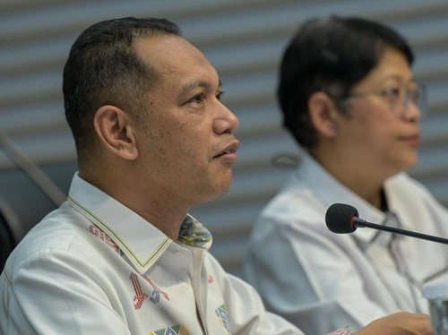 Wakil Ketua KPK Nurul Ghufron (kiri) didampingi Kepala Biro Humas KPK Yuyuk Andriati (kanan) menyampaikan keterangan terkait penyelenggaraan Hari Antikorupsi Sedunia (Hakordia) 2024 di Gedung Merah Putih KPK, Jakarta, Senin (2/12/2024). KPK akan meng