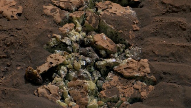 Wahana antariksa NASA, Curiosity, yang sedang bertugas menjelajahi Planet Mars secara tidak sengaja memecahkan batuan dan menemukan harta karun langka.