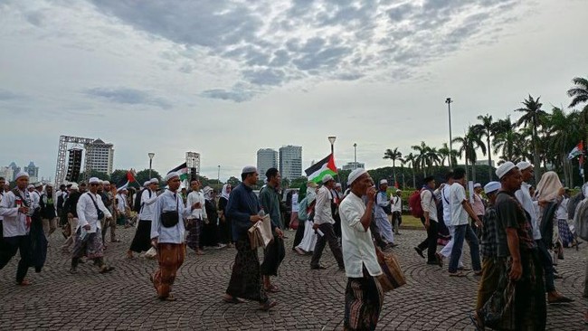 Ratusan peserta Reuni 212 mulai berkumpul di Monas, Jakarta. Acara ini merayakan sembilan tahun aksi bela Islam, dengan fokus pada persatuan umat.