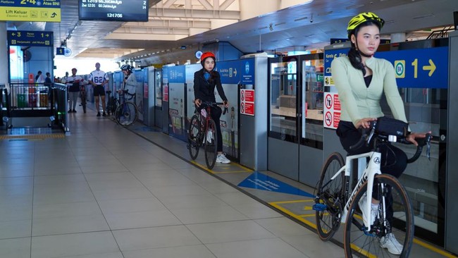 LRT Jabodebek bakal menguji coba penumpang boleh membawa sepeda standar alias non-lipat di dalam kereta pada akhir pekan.