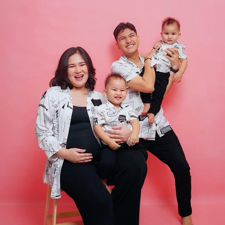 <p>Aktris Masayu Clara melahirkan bayi kembar berjenis kelamin laki-laki bernama Lam Agartha Poeteu Harta Yudana dan Vee Agartha Poeteu Harta Yudana pada 9 Agustus 2023. Istri aktor Qausar Harta Yudana ini melahirkan bayi kembarnya melalui operasi caesar. Setahun setelah melahirkan si kembar, Masayu hamil lagi dan melahirkan bayi laki-laki yang diberi nama Ryu Akira Sarfaraz Hy pada 24 Desember 2024. (Foto: Instagram @masayuclara)</p>
