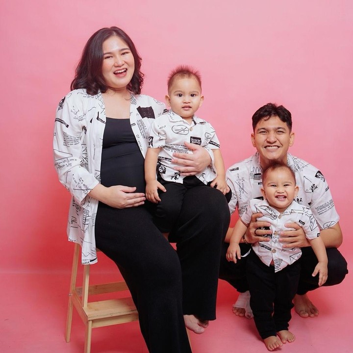 <p>Masayu Clara mengumumkan kehamilan kedua atau anak ketiga pada Agustus 2024. Masayu Clara mengumumkan kabar bahagia ini setelah setahun melahirkan anak kembar laki-laki, Lam Agartha Poeteu Harta Yudana dan Vee Agartha Poeteu Harta Yudana. Pada Selasa, 24 Desember 2024, Masayu Clara melahirkan anak ketiganya yang berjenis kelamin laki-laki, yang diberi nama Ryu Akira Sarfaraz Hy. (Foto: Instagram @masayuclara)</p>
