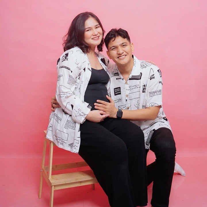 <p>Sebelum melahirkan anak ketiganya, artis Masayu Clara juga mengabadikan momen kehamilannya dalam<em> maternity shoot</em>. Masayu berpose bersama suaminya Qausar Harta Yudana. Masayu dan suami kompak mengenakan kemeja putih bermotif tulisan yang dipadukan dengan pakaian dan celana hitam. Keduanya juga memilih foto di studio tanpa banyak dekorasi untuk mengabadikan momen spesial ini. (Foto: Instagram @masayuclara)</p>