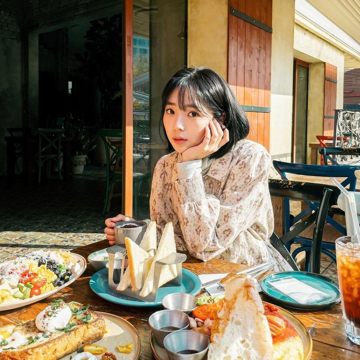 <p>Misalnya dalam potret ini, Chae Soo Bin tampak manis mengenakan baju berwarna pastel dengan corak yang memenuhi pakaian. Ditambah lagi dengan rambut pendek bob yang membuatnya terlihat menggemaskan. (Foto: Instagram @soobinms)</p>