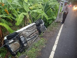 Sopir Ngantuk, Mobil Terperosok ke Kebun Pisang di Abiansemal
