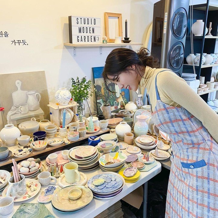 <p>Nama Chae Soo Bin kembali terkenal setelah ia membintangi drama Korea When the Phone Rings. Dalam drakor terbarunya, ia berperan sebagai istri jubir kepresidenan, Baek Sa Eon, yang diperankan oleh Yoo Yeon Seok. (Foto: Instagram @soobinms)</p>