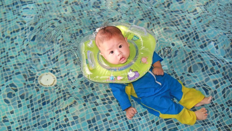 pelampung leher untuk bayi berenang