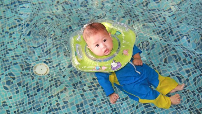 Ini Alasan Pelampung Leher untuk Bayi saat Berenang Disebut Tidak Aman