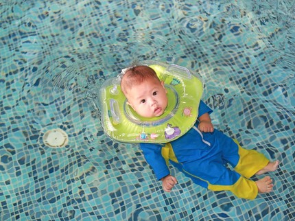 Ini Alasan Pelampung Leher untuk Bayi saat Berenang Disebut Tidak Aman
