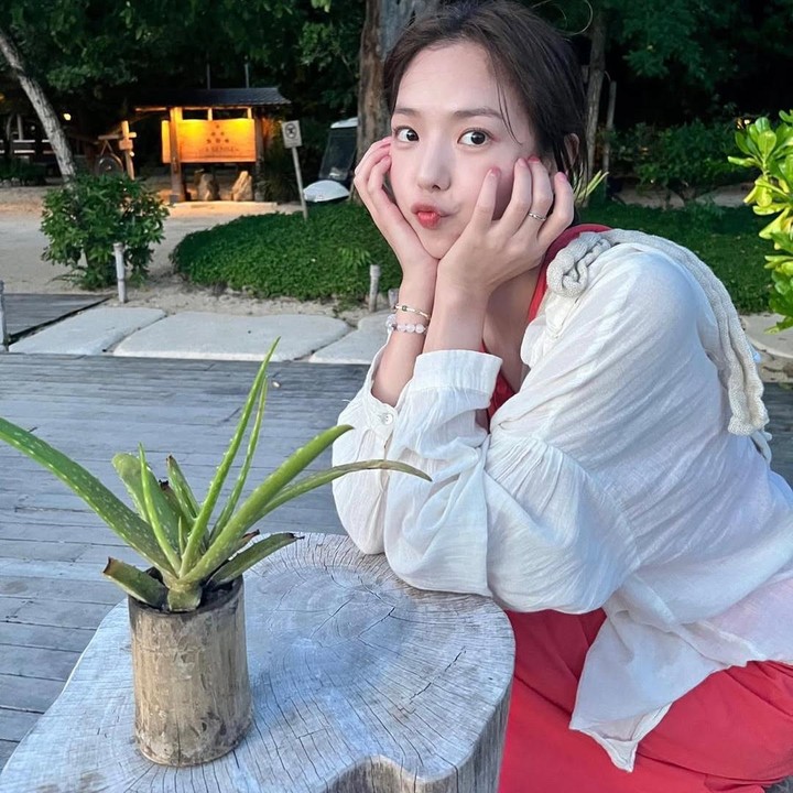<p>Perpaduan outit putih dan merah muda ini menampillkan kesan feminin pada Chae Soo Bin. Dalam potret ini, aktris berusia 30 tahun ini juga mengenakan gelang putih yang kian mempercantik penampilannya. (Foto: Instagram @soobinms)</p>