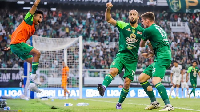 Persebaya Surabaya harus puas bermain imbang 1-1 lawan PSIS Semarang dalam laga Liga 1, Rabu (12/3). Drama terjadi di masa injury time.