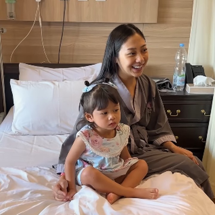 <p>Sama seperti yang lain, Mikaila juga tidak sabar ingin bertemu anggota baru di keluarganya itu. Bersama sang Bunda, Mikaila terlihat menanti sang adik memasuki pintu kamar bersama para suster. (Foto: Instagram: @nonawilly16)</p>