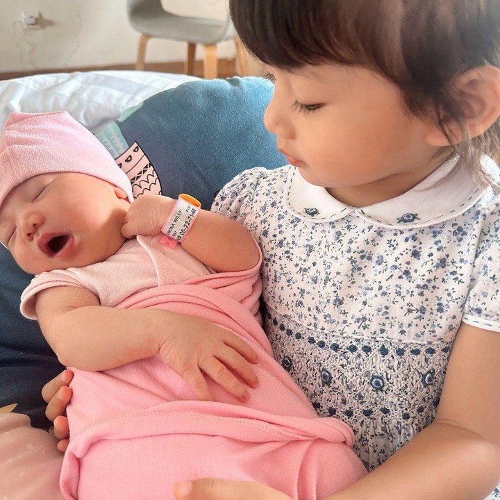 <p>Putri sulung Nona Willy, Lalita Shanumikaila Baghaskara juga tampak menggendong adiknya yang baru lahir, Retania Sybilla Baghaskara. Netizen pun menyebut Mikaila sangat cocok menjadi seorang kakak. "Sudah cocok jadi kakak nih Mika cantik," ungkap seorang netizen. (Foto: Instagram: @nonawilly16)</p>