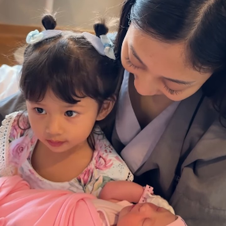 <p>"Mikaila bertemu dengan adik bayinya untuk pertama kali. Itu adalah cinta pada pandangan pertama," tutur Nona seraya menyisipkan emotikon hati. (Foto: Instagram: @nonawilly16)</p>