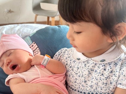 5 Potret Ekspresi Anak Pertama Nona Willy Sambut Kelahiran Adik Perempuannya