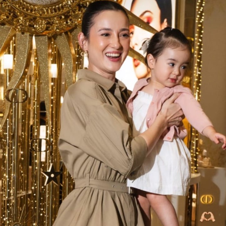 <p>Melihat dari laman Instagram-nya, Julie kerap mengunggah berbagai momen bersama sang putri. Beberapa waktu lalu, ia bahkan turut mengajak Si Kecil menghadiri sebuah acara, lho. (Foto: Instagram: @julstelle)</p>