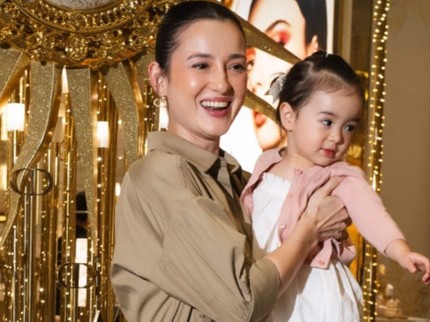 5 Potret Julie Estelle bersama Sang Putri yang Menggemaskan