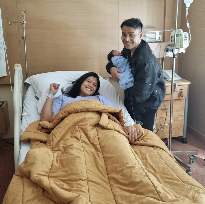 <p>Istri Judika, Duma Riris, melahirkan anak ketiganya pada 29 November 2024, Bunda. Si Kecil yang berjenis kelamin laki-laki itu memiliki nama yang sangat unik. “Selamat datang bayi laki-lakiku JuanDeo Volante Sihotang. Puji Tuhan beberapa hari yang lalu tepatnya 29 November pukul 01.17 dini hari, telah lahir putra kami Juandeo Volante Sihotang,” tutur Judika.  (Foto: Instagram @jud1ka/@duma_riris)</p>