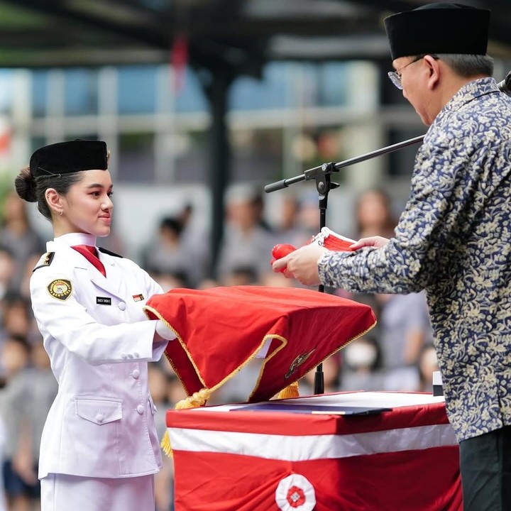 <p>Momen ini turut diabadikan Shaista pada laman Instagram-nya. Ia terlihat membaca baki dan menerima bendera merah putih untuk dikibarkan. "Paskibra 2024. Selamat Hari Kemerdekaan RI," tulisnya dengan menyisipkan emotikon hati. (Foto: Instagram: @sh4ista)</p>