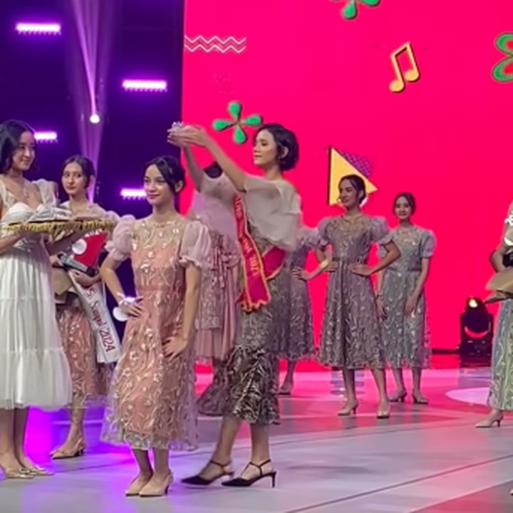 <p>Pada salah satu unggahan, terlihat pula momen ketika Sydney dipasangkan mahkota oleh Gadis Sampul 2023, Matacha Parengkuan. Pada momen ini, ia pun turut mengucapkan selamat kepada Sydney. (Foto: Instagram: @cuttaryofficial)</p>
