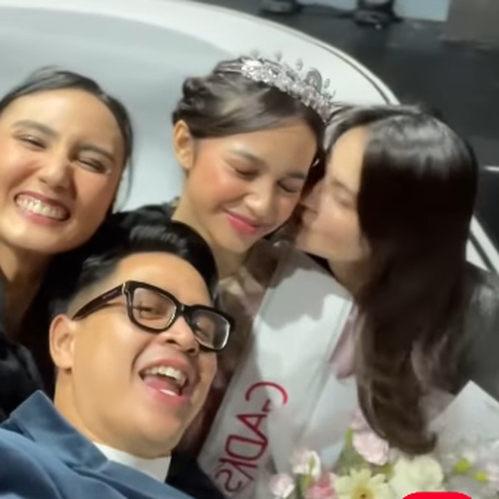 <p>Melihat dari laman Instagram-nya, Cut Tary turut menghadiri acara penobatan sang putri. Ia tampil dengan mengenakan blazer silver dan setelah hitam. (Foto: Instagram: @cuttaryofficial)</p>