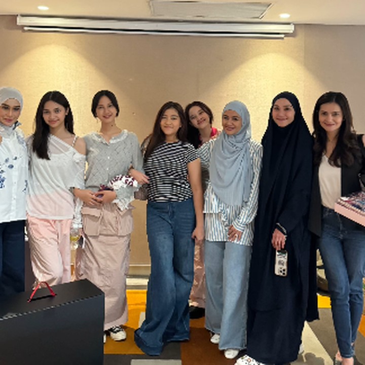 <p>Tidak hanya Sydney, ternyata ada beberapa finalis Gadis Sampul lainnya yang merupakan anak dari artis Indonesia. Misalnya saja Kana Sybilla putri Zaskia Adya Mecca dan Song Louisa Mu Khadijah, outri Meisya Siregar. (Foto: Instagram: @cuttaryofficial)</p>