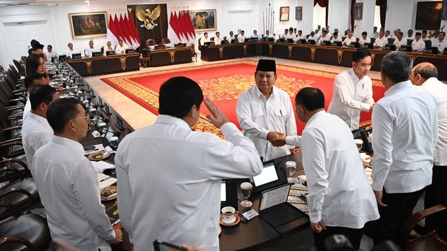 Rombongan menteri dan wakil menteri berbondong-bondong mendatangi Istana untuk mendengarkan taklimat yang akan disampaikan Presiden Prabowo di Ratas.