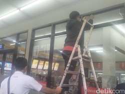 Polrestabes Makassar Ganti Kaca Minimarket yang Rusak Dilempar Mahasiswa Papua