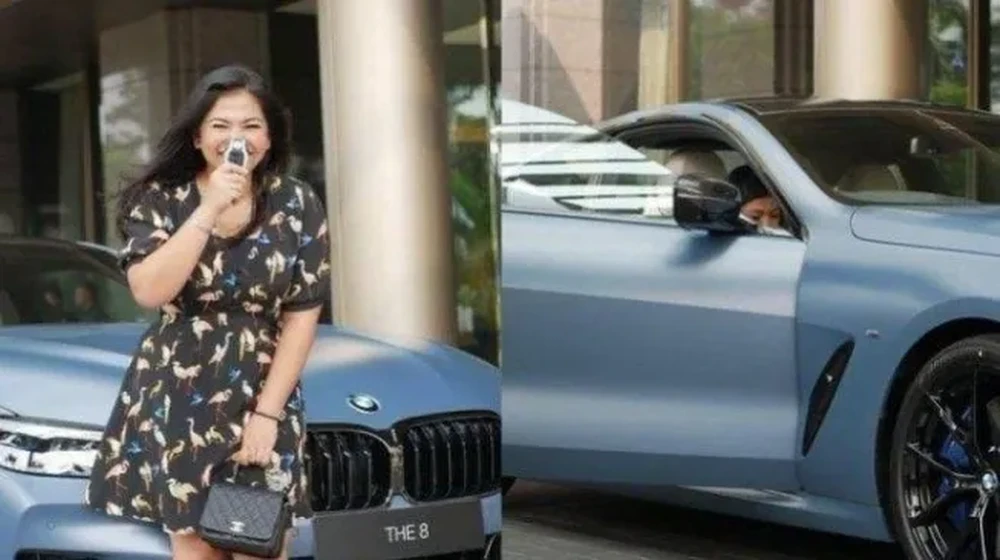 Wow! Putri Crazy Rich Kalimantan Ini Punya BMW Langka Seharga 3,5 Miliar!