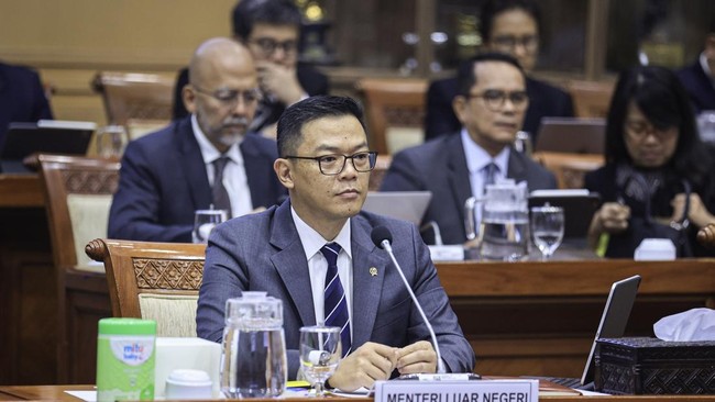 Sejumlah anggota DPR Komisi I mempertanyakan sikap dan posisi Indonesia ke Menlu Sugiono terkait pernyataan bersama yang menyinggung Laut China Selatan (LCS).