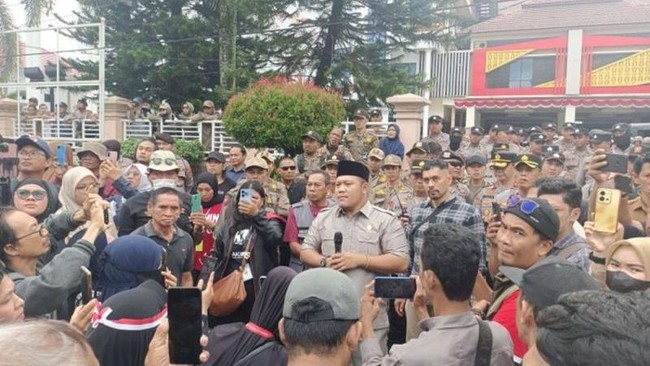 Warga menggugat hasil Pilkada Banjarbaru yang memenangkan pasangan calon wali kota-wakil wali kota Erna Lisa Halaby-Wartono ke Mahkamah Konstitusi (MK).