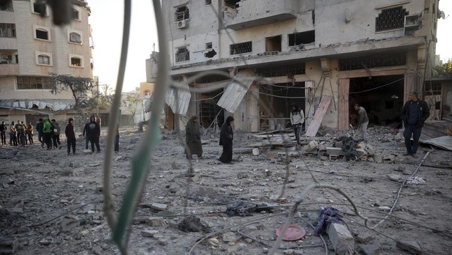 Serangan militer Israel menewaskan 25 warga Palestina di Gaza, usai mengembom seluruh wilayah dan meledakkan rumah-rumah di wilayah utara.