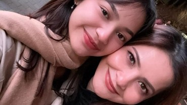 img-title 7 Potret Sydney Anak Cut Tari Pemenang GADIS Sampul 2024, Plek-ketiplek Sang Ibunda